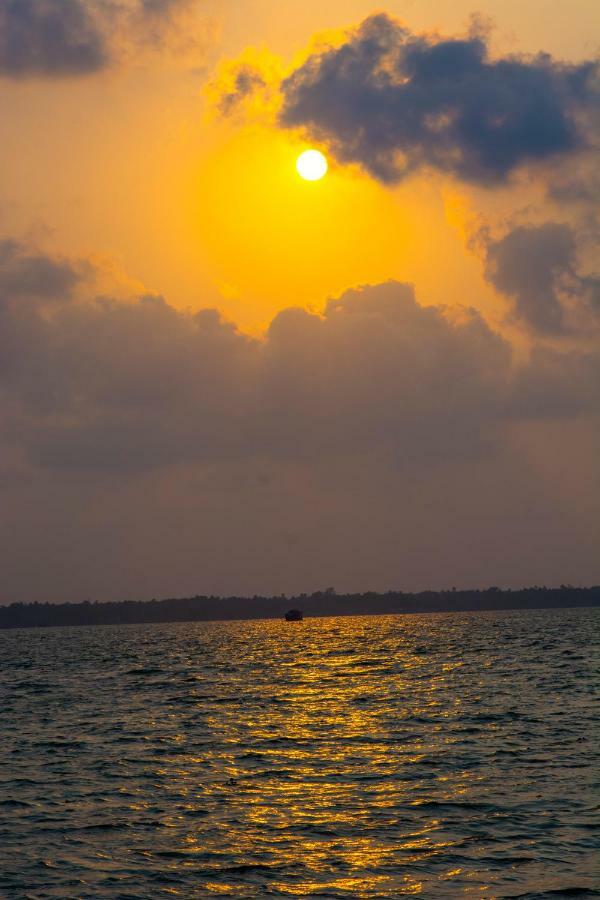 Hotel Marvel Cruise Alappuzha Exterior foto